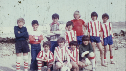 Niños jugando al fútbol (1975)