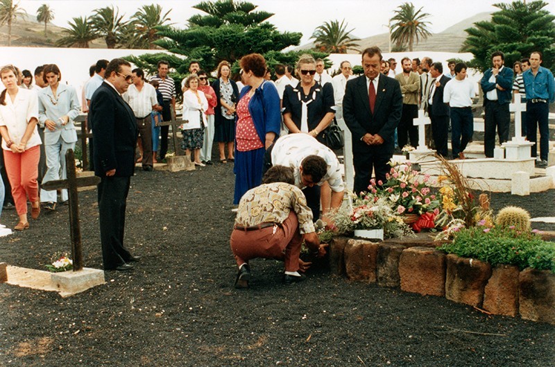 Ofrenda floral a la tumba de César Manrique