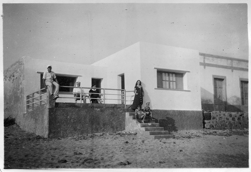 Familia Ferrer Bermúdez en la Caleta de Famara