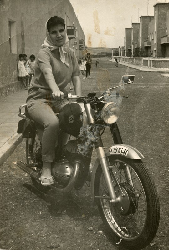  Joven en moto