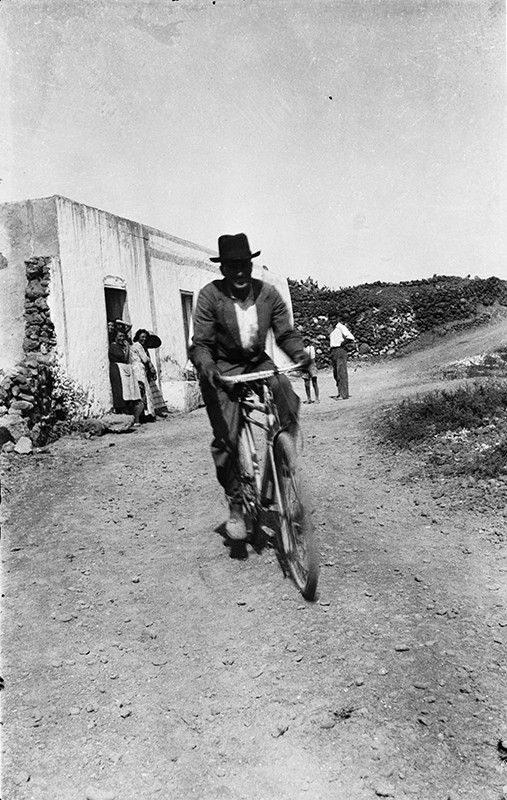 Hombre con bicicleta en Punta Mujeres