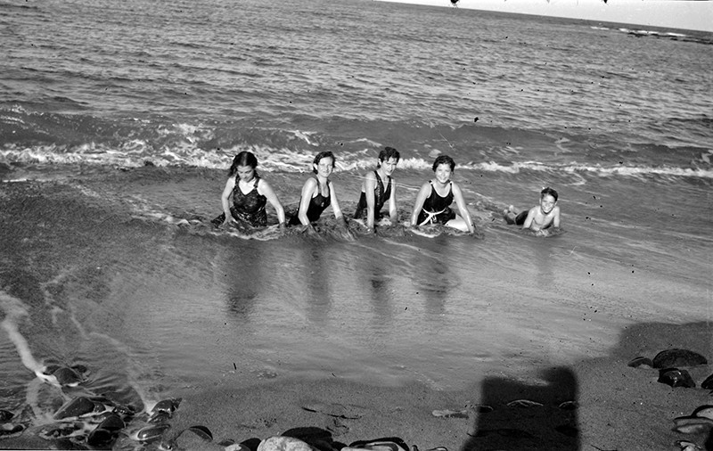 Jóvenes en la playa