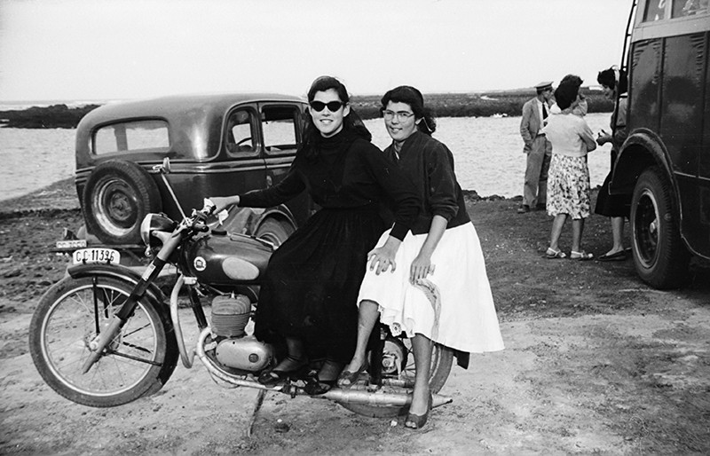 Chicas sobre una moto en Órzola