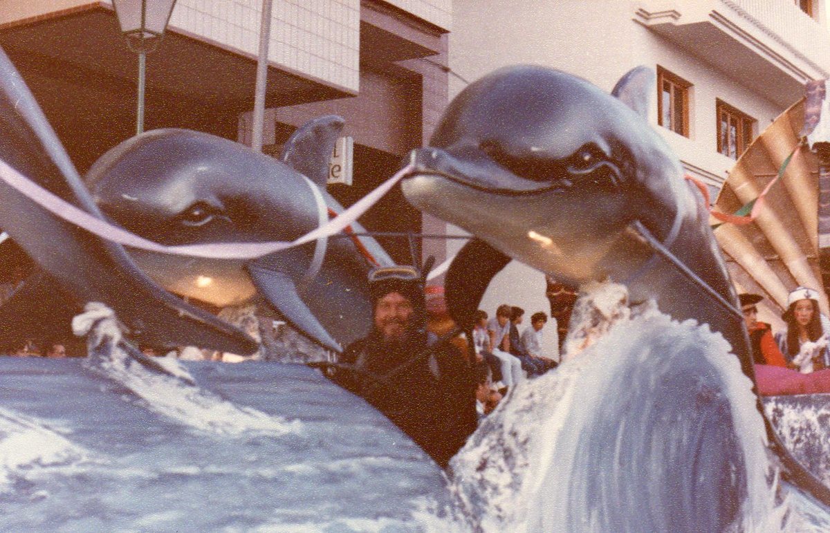 Carroza con delfines II