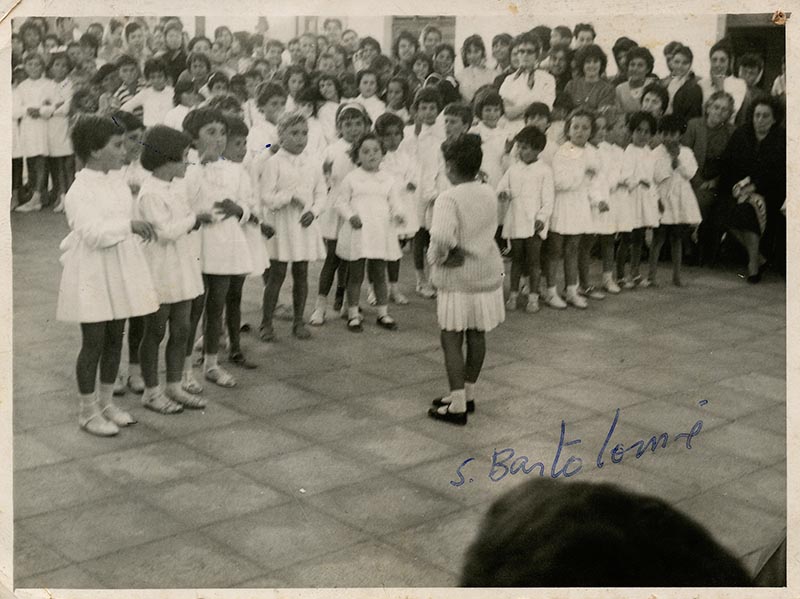 Niñas de colegio en la plaza de San Bartolomé