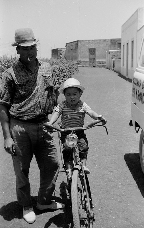 Vecino de Máguez y niño en bicicleta