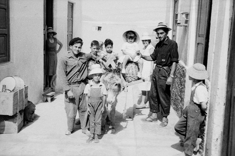 Niños con burro en Caleta de Sebo