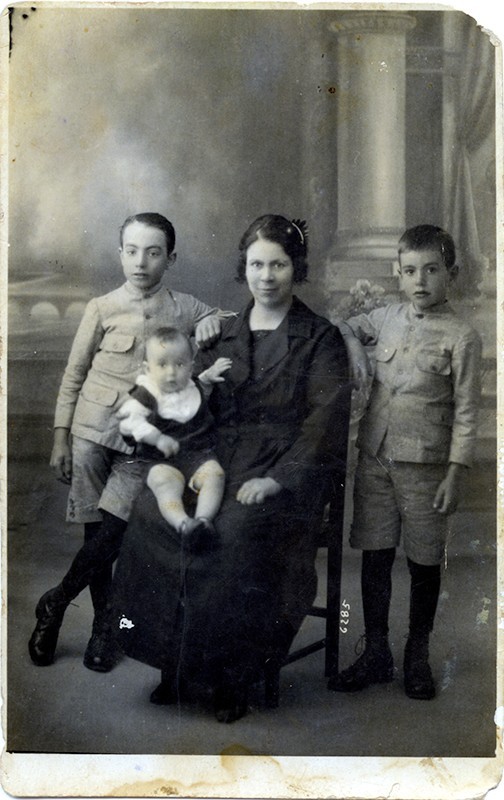 Magdalena Cabrera Betancort y sus hijos