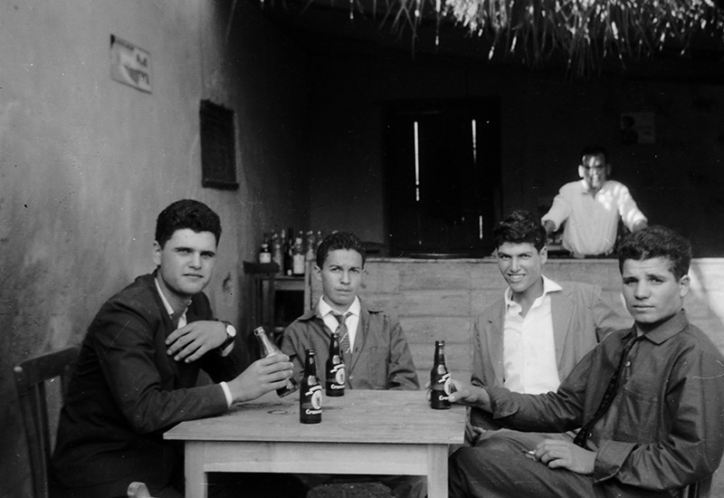 Jóvenes en el bar 'El Canuto'