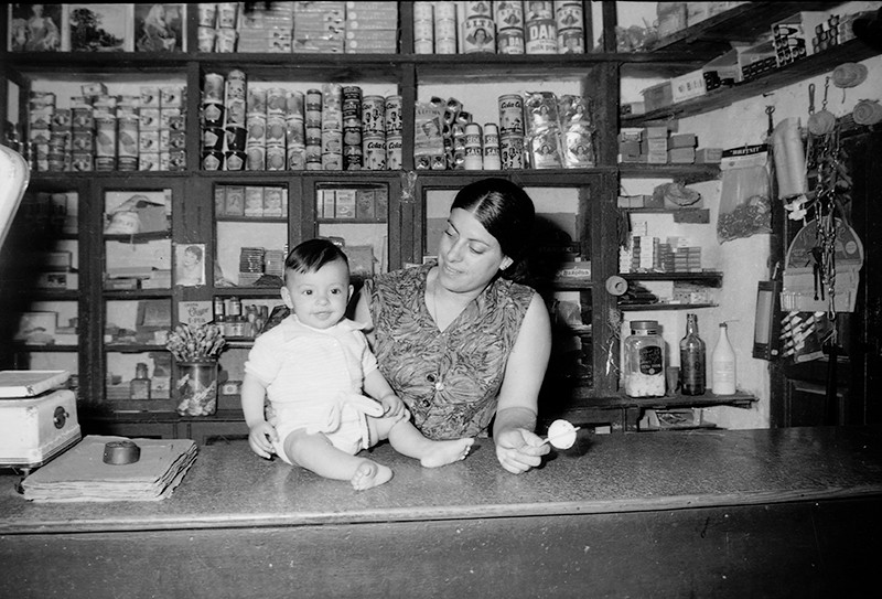 Madre e hijo en la tienda