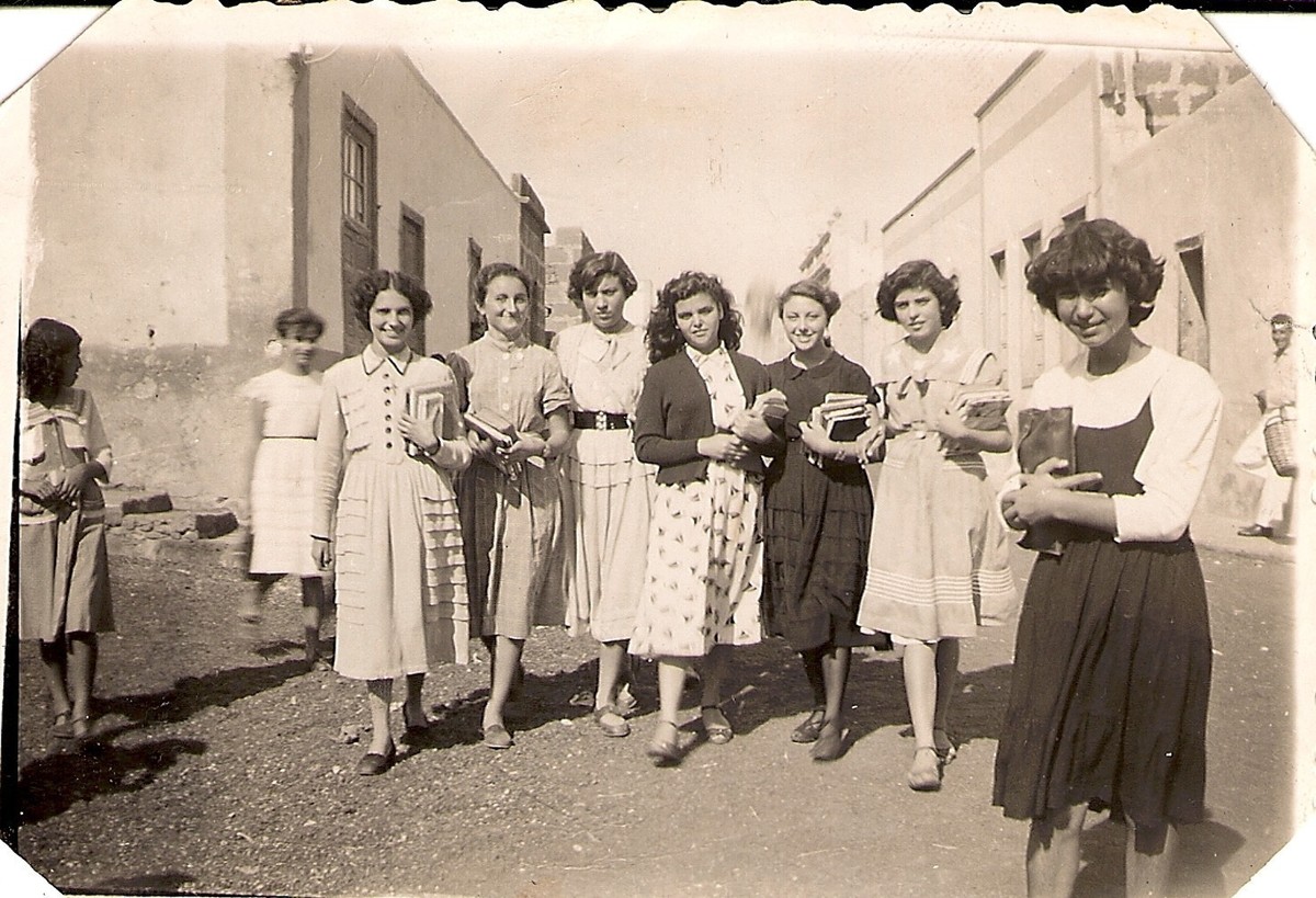 Alumnas en la calle del instituto de Arrecife