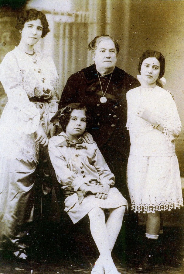 Eugenia Cabrera Rocha y nietas