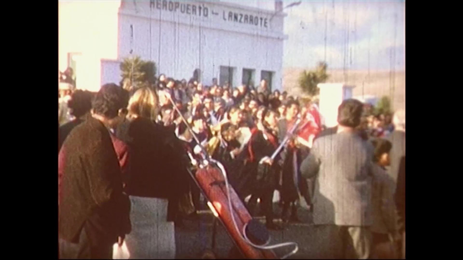 Llegada a Lanzarote del equipo del concurso Cesta y Puntos (1967)