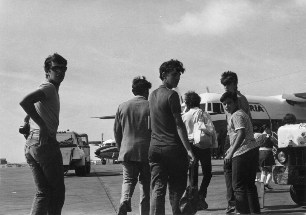 Jóvenes en el aeropuerto de Lanzarote