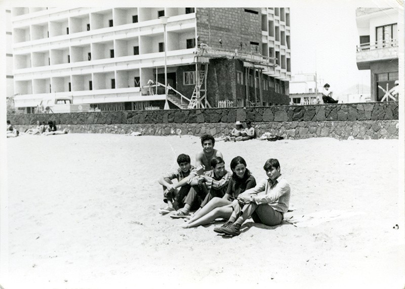 Jóvenes en la playa IV