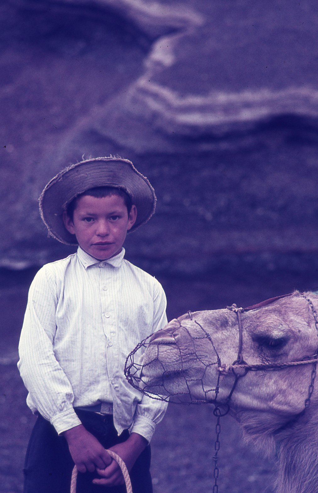 Niño con camello en Timanfaya