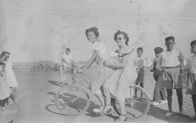 Jovencitas de Haría paseando en bicicleta (I)