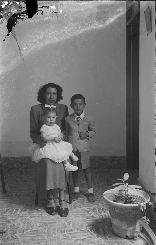 Matilde Rosa posando junto a sus hijos