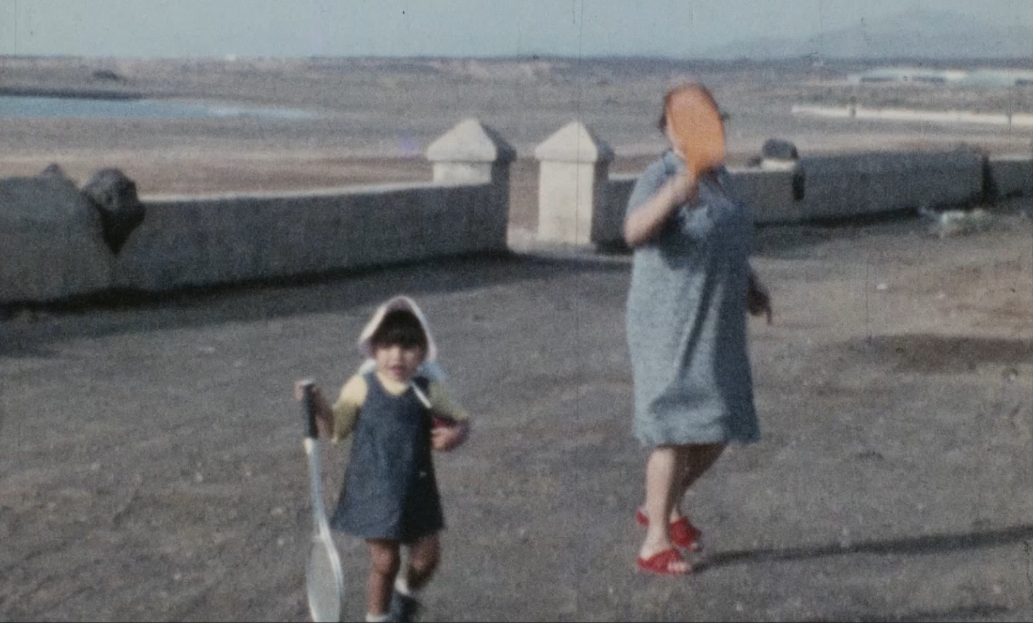 Jugando a las palas en Playa Honda (c. 1978)